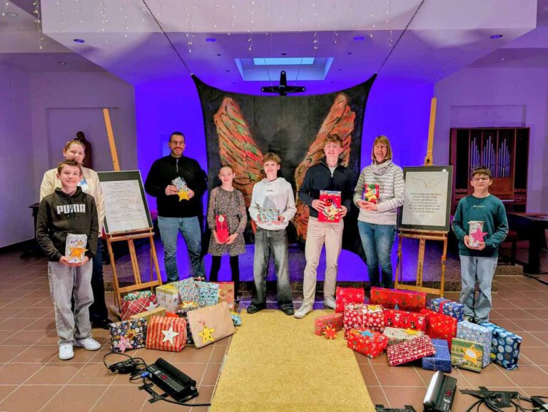 Am Mittwoch, 17. Dezember 2025, übergaben die Schüler/innen der SV die Geschenke an die Mitarbeiter der KEW in der Kapelle des GSCs. Die jeweiligen Klassensprecher waren ebenfalls bei der Übergabe dabei. Foto: privat