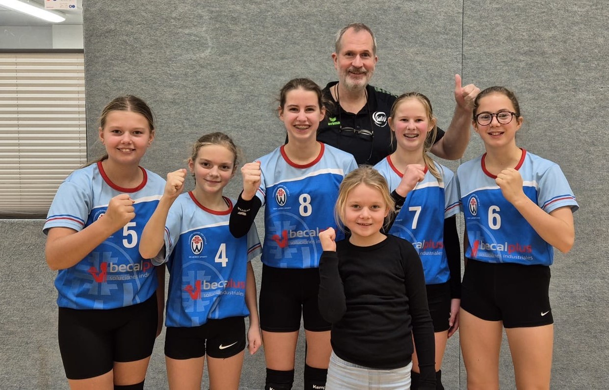 Die U14 des Werner SC mit Trainer Bernd Purzner kämpft in der Volleyball-Oberliga am Wochenende um die Tabellenspitze. Foto: Verein