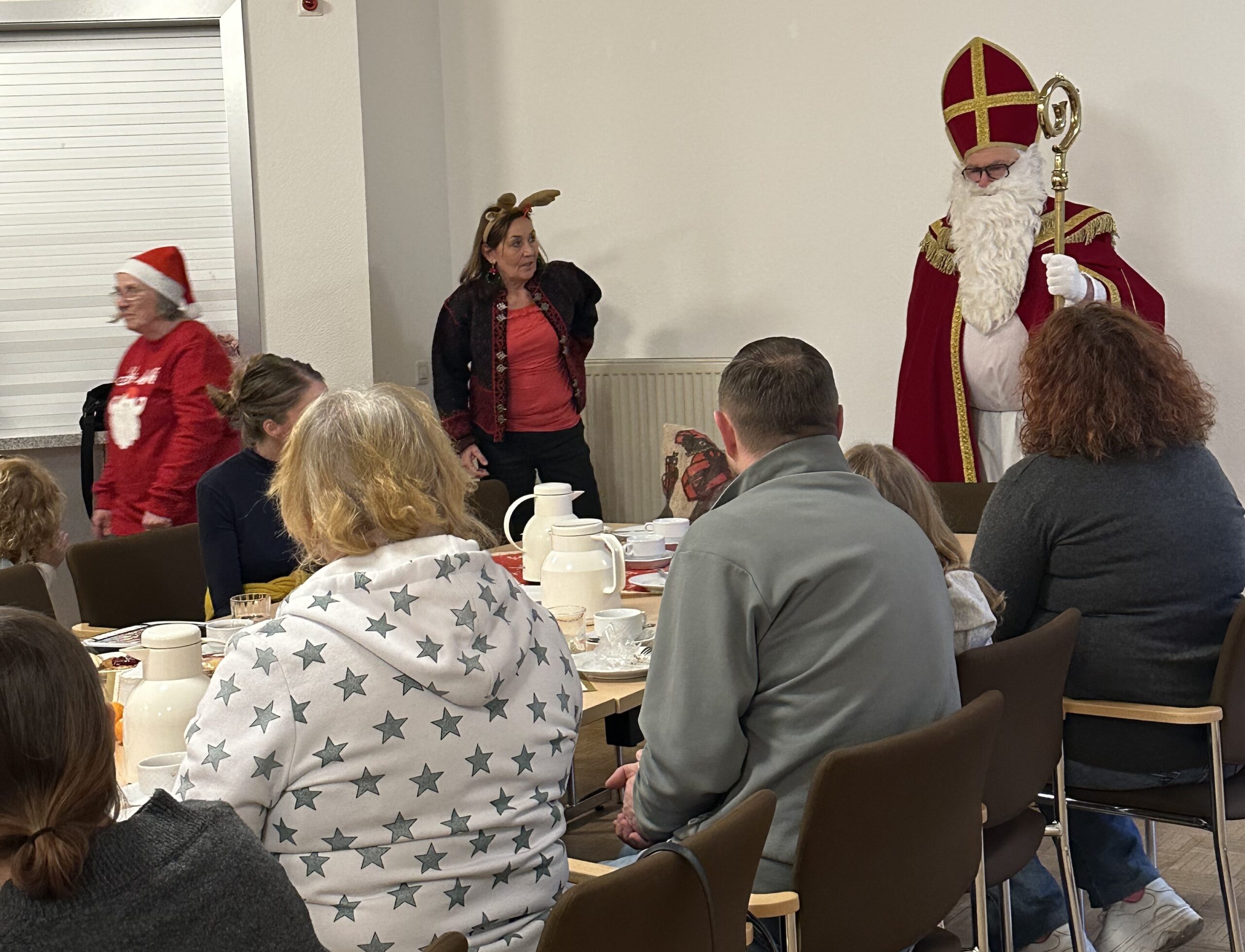 Die Adventsfeier war mehr als ein fröhlicher Nachmittag. Sie war ein Symbol für Gemeinschaft und für das Wirken eines Teams, das mit Herz und Ausdauer Brücken baut. Foto: privat