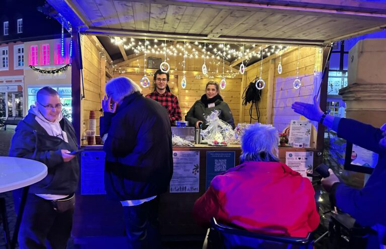 Ein kleiner Weihnachtsmarkt lädt auf dem Marktplatz an noch fünf Tagen zum Besuch ein. Foto: privat
