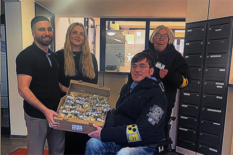 Auf dem gemeinsamen Foto sind (von links) Alper Matar und Stella Ruks, beide Auszubildende bei der Jugendhilfe Werne sowie Ursula Sobiech und Marius Gellert vom Verein „Rollstuhlgerecht in Stadt Werne“ zu sehen. Foto: Verein