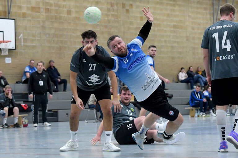 Im Rückwärtshecht wirft Jonas Hüttemann den Ball auf das gegnerische Tor. Foto: MSW