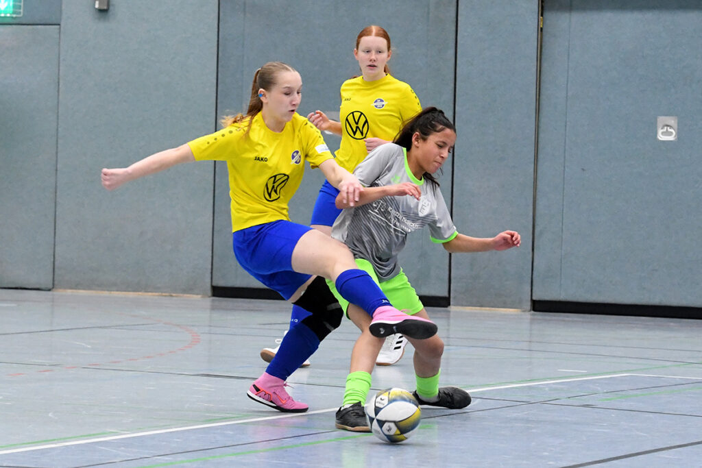 Spannende Zweikämpfe sahen die Zuschauer bei den Spielen der B-Jugend-Mädchen. Die Partie SV Herbern (gelbe Trikots) und TuS Eving Lindenhorst endete 4:4. Foto: MSW