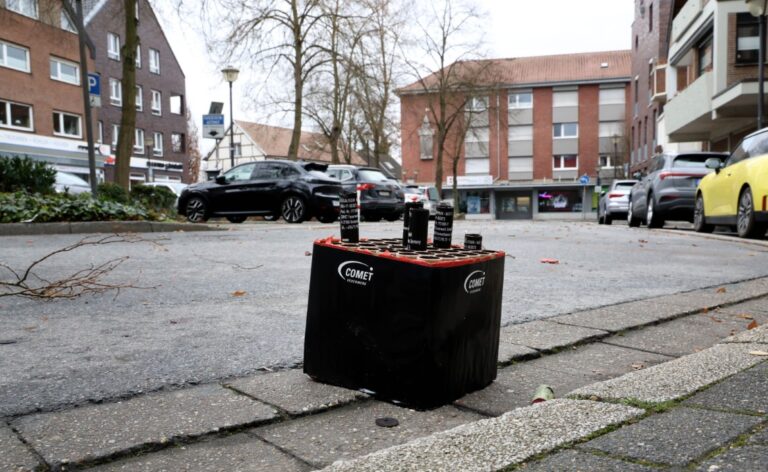 Die Regelung, wonach das Abbrennen pyrotechnischer Gegenstände in unmittelbarer Nähe unter anderem von besonders brandempfindlichen Gebäuden verboten ist, wurde in Werne überwiegend eingehalten. Foto: Volkmer