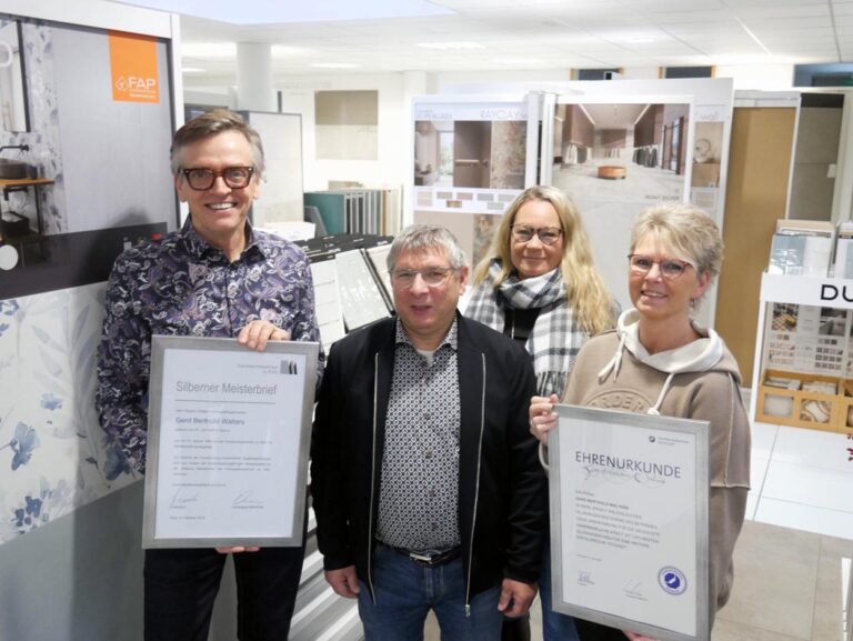 Marcus Mies, Obermeister der Fliesen-, Platten- und Mosaikleger-Innung Hellweg-Lippe, überreichte die Urkunden zum 50. Betriebsjubiläum und für den Silbernen Meisterbrief an Gerd Walters. Von links: Gerd Walters, Markus Mies, Christine Abdinghoff und Marion Mill. Foto: Gaby Brüggemann