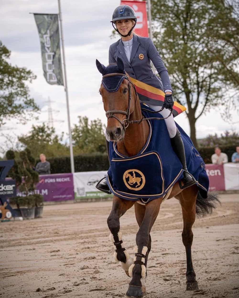 Saskia Völkel wurde 2025 mit dem Goldenen Reitabzeichen geehrt und steht nun zur Wahl der Sportlerin des Jahres in Werne. Foto: privat