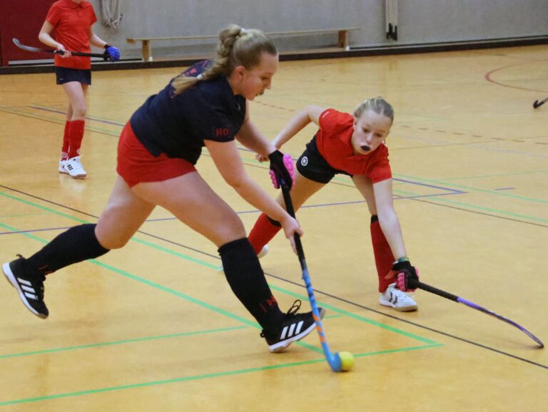 Die U14-Mädchen vom TV Werne (hier mit Mieke Rühle, rechts) haben sich für den Westfalenpokal qualifiziert. Fotos: Verein