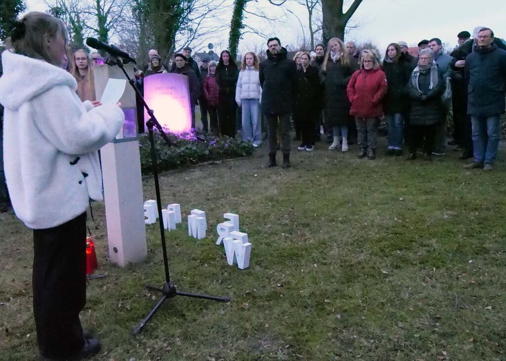 Neben der Stele für die Verstorbenen trugen Schülerinnen an der Gedenkstätte Zwangsarbeit Werne die Biografien von Opfern des Nationalsozialismus vor. Foto: Schwarze