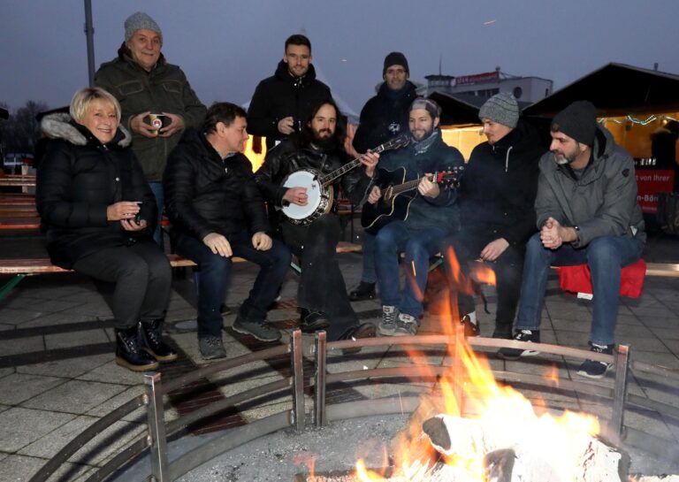Winterlicher Budenzauber: Hafenfeuer startet wieder in der Marina Rünthe