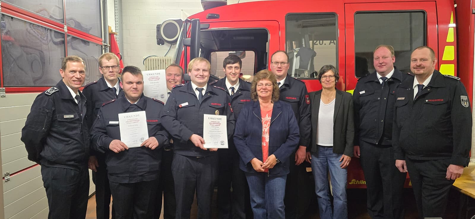 Die scheidende Dezernentin Kordula Mertens hatte ihre Nachfolgerin Stefanie Benting (3. v. r.) zum Löschzug 4 Holthausen mitgebracht. Foto: FFW