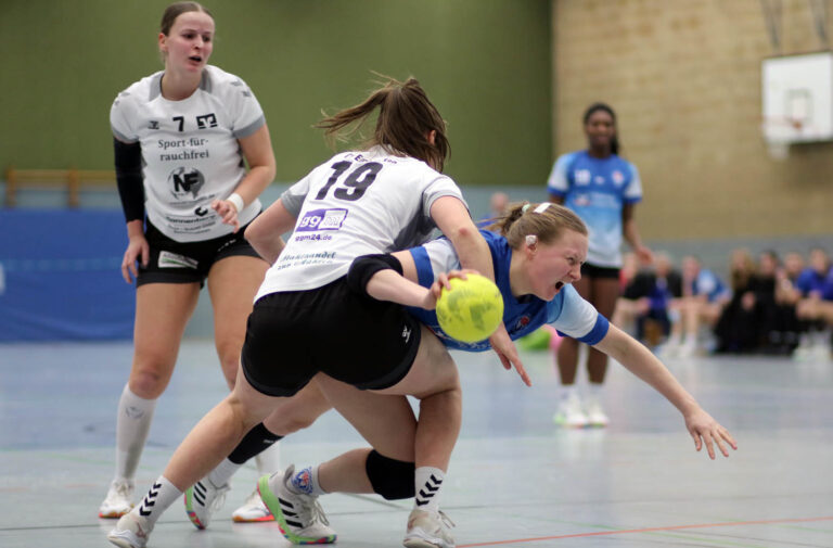 Jana Schindelbauer wird beim Torwurf regelwidrig gestoppt. Foto: Wagner