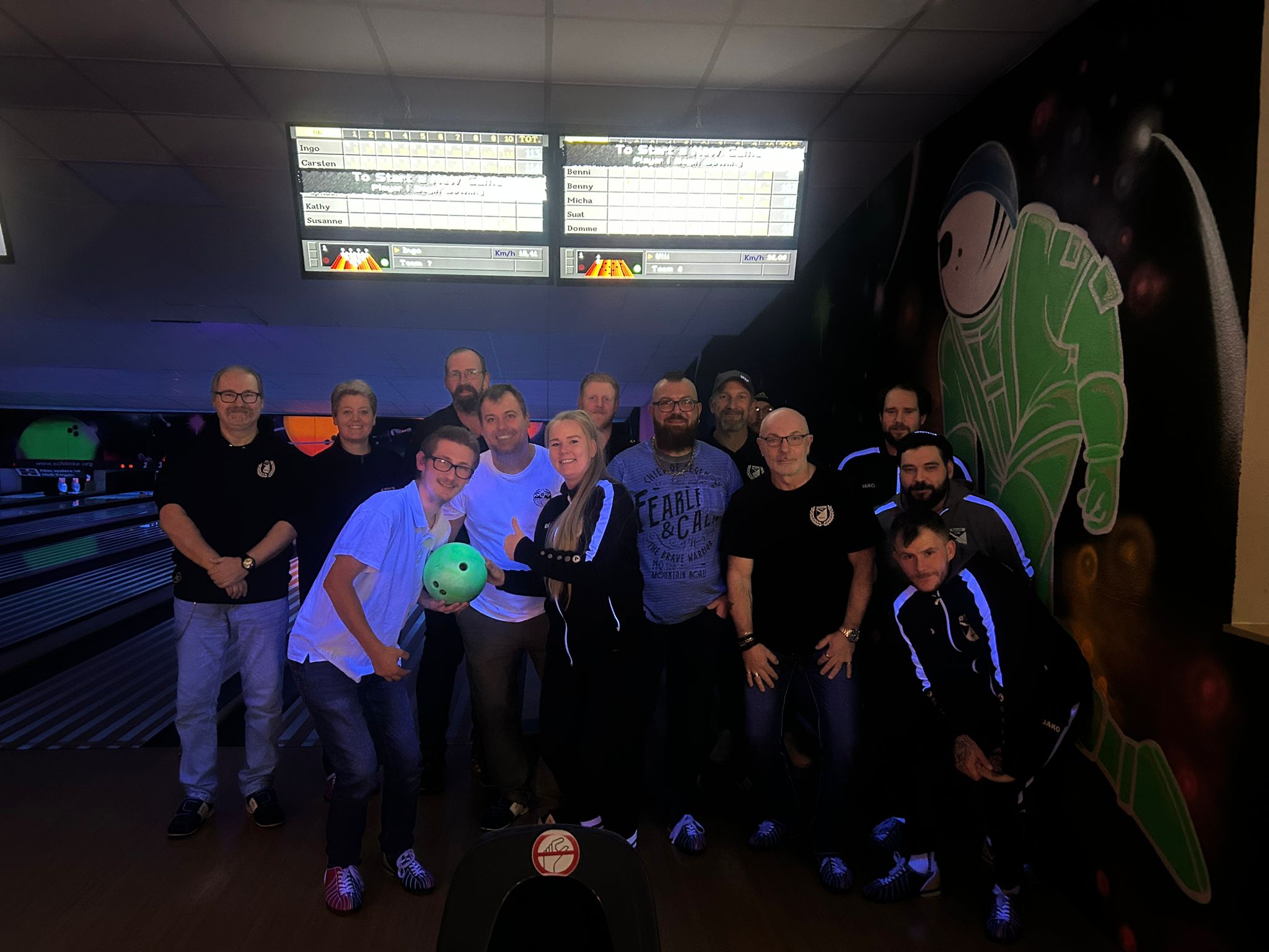 Einen Abend voller Teamgeist erlebten die Verantwortlichen des Eintracht-Jugendvorstands auf der Bowlingbahn. Foto: Verein