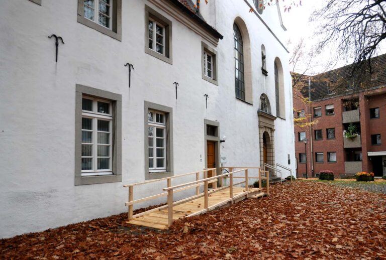 Bereits im vergangenen Herbst wurde am Klostereingang übergangsweise eine Holzrampe für die bessere Erreichbarkeit installiert. Sie wird nach der Neugestaltung des Vorplatzes überflüssig. Archivfoto: Gaby Brüggemann