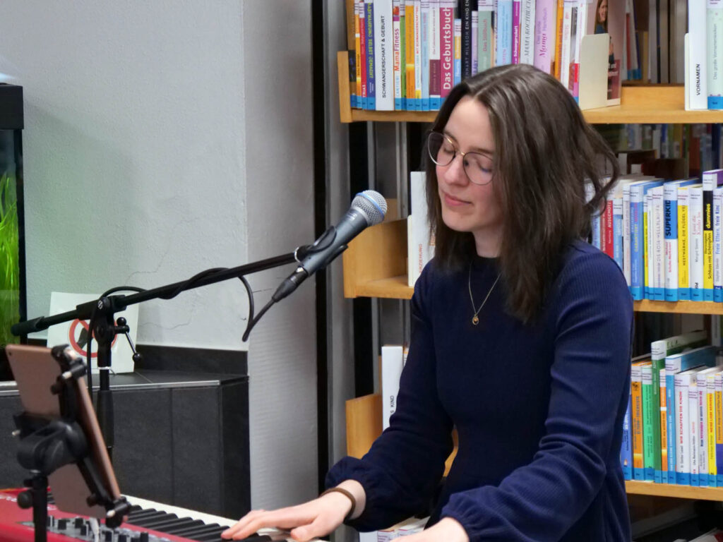 Laura Rehr trug am Stage-Piano ihre eigenen, nachdenklich machenden Songs vor. – Foto: Schwarze