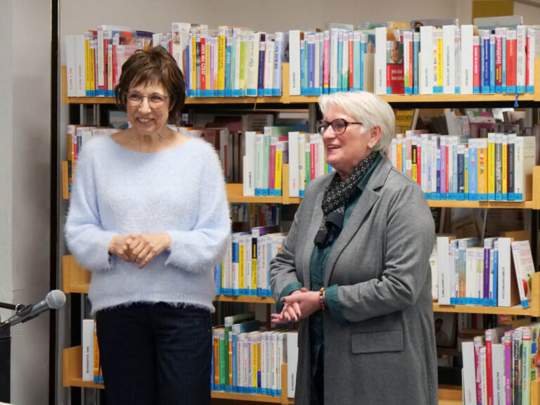 Büchereileiterin Gerlinde Schürkmann (links) und Heike Walter, die zweite Vorsitzende des Vereins „Lesewelt Werne“, begrüßten die Gäste. Foto: Schwarze
