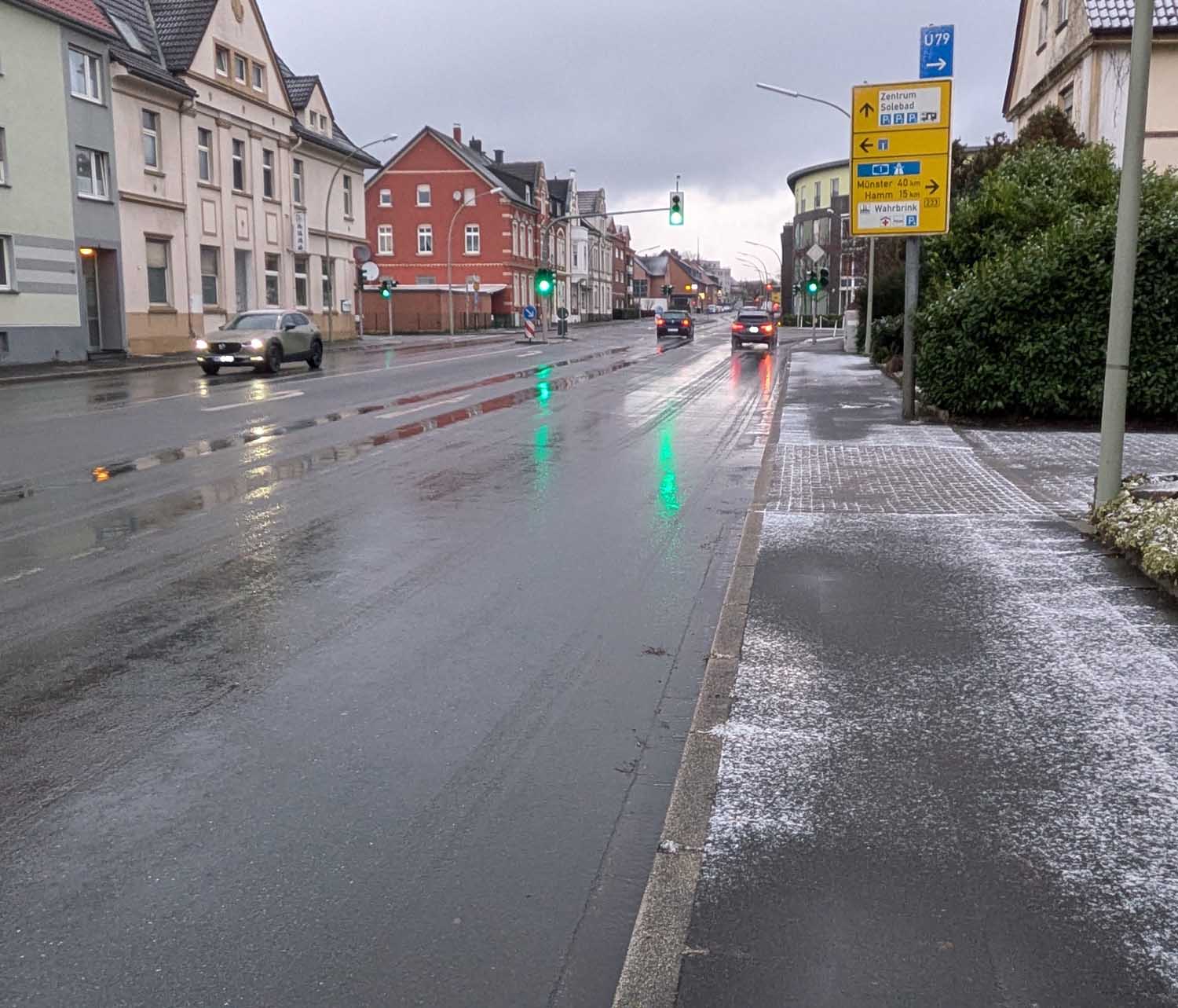 Auch an der Kamener Straße sind die Fahrbahnmarkierungen nur noch schwer zu erkennen. Fotos: privat
