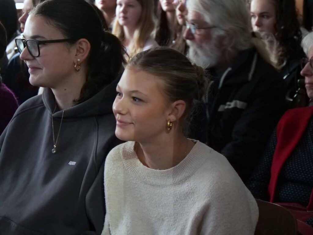Gespannt warteten Leonie Räker (links) und Alia Krause darauf, ihren Film über ihre Erfahrungen in Auschwitz zu präsentieren. Foto: Schwarze