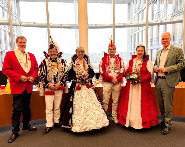 Karnevalisten im Bundestag: (von links) Michael Thews, Prinz Friedrich I. Oesting (Stadtprinz Hamm), Prinzessin Viola I. Maneval (Stadtprinzessin Hamm), Prinz Sascha II. Holz (Stadtprinz Selm), Prinzessin Denise I. Skrsipek (Stadtprinzessin Selm) und Matthias Miersch (SPD-Fraktionsvorsitzender). Foto: Büro Thews