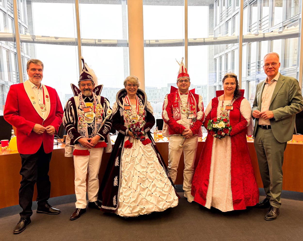 Karnevalisten im Bundestag: (von links) Michael Thews, Prinz Friedrich I. Oesting (Stadtprinz Hamm), Prinzessin Viola I. Maneval (Stadtprinzessin Hamm), Prinz Sascha II. Holz (Stadtprinz Selm), Prinzessin Denise I. Skrsipek (Stadtprinzessin Selm) und Matthias Miersch (SPD-Fraktionsvorsitzender). Foto: Büro Thews
