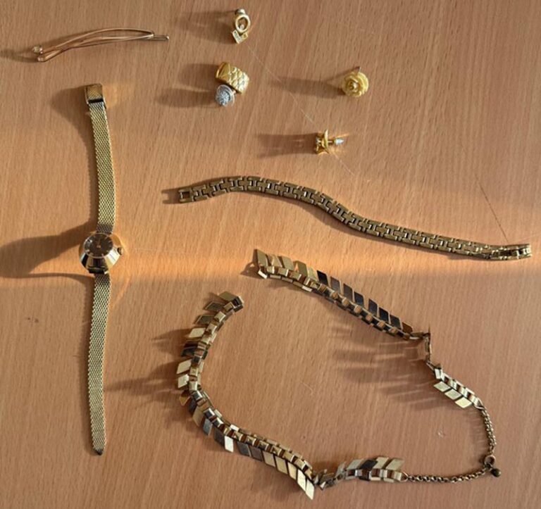 Die Polizei fragt: Wem gehört dieser aufgefundene Schmuck? Foto: KPB Unna