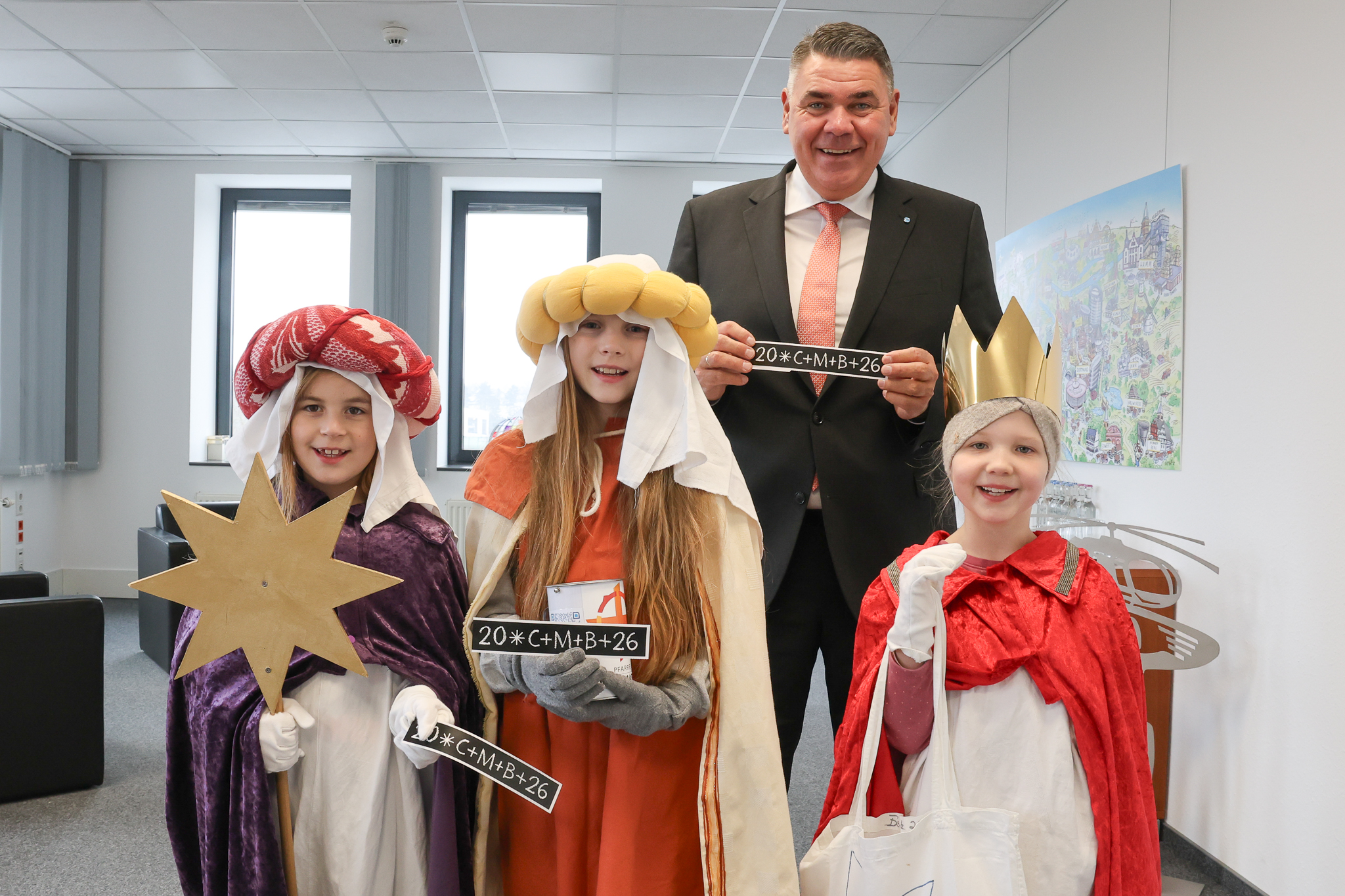 Landrat Mario Löhr begrüßte die Sternsinger und wünschte ihnen viel Erfolg bei ihrer Aktion. Foto: Max Rolke - Kreis Unna