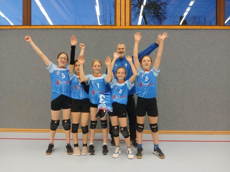 Trainer Bernd Purzner und die TVW-U13 feierten einen erfolgreichen Abschluss der regulären Saison (v. l.): Elisa Ulrichs, Elisa Parro, Elisabeth Schreiber, Mila Hempel und Frieda Claeßen. Foto: Verein