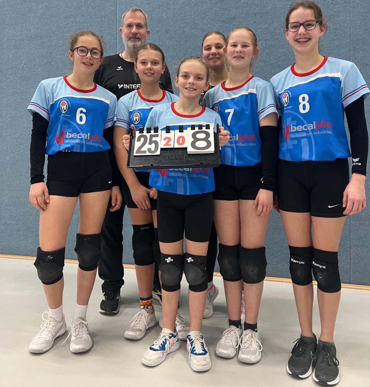 Trainer Bernd Purzner und Co-Trainerin Linea Pourie (hinten) mit der U14 des TV Werne (v.l.): Paula Glitz, Lotta Lohmann, Mila Hempel, Ylvi Feldmann, Marlene Lakenbrink. Foto: Verein
