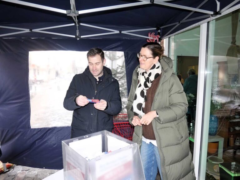 Britta Löchter und Alexander Steinkuhl zogen die Gewinner der Werner-Thaler-Aktion. Fotos: Gaby Brüggemann