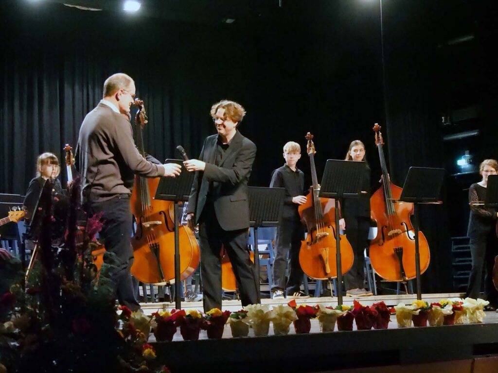 Dezernent Frank Gründken (links) und Musikschulkreisleiter Matthias Lichtenfeld begrüßten die Gäste. Foto: Schwarze
