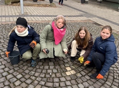 Am Vormittag des Gedenktags für die Opfer des Nationalsozialismus hatten Schülergruppen die Stolpersteine in der Werner Innenstadt gesäubert (hier Schülerinnen der Klasse 5c des Anne-Frank-Gymnasiums). Foto: Brysch