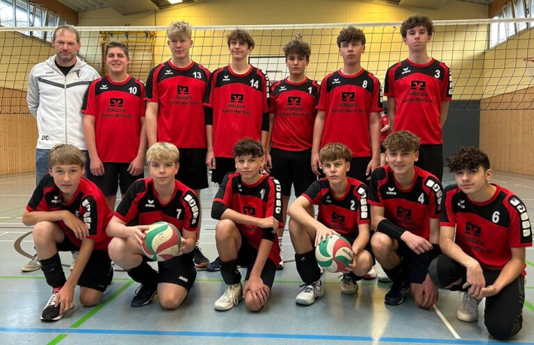 Die U16 des Werner SC mit (hinten v.l.) Trainer Daniel Claeßen, Felix Dickmeis, Julian Marckhoff, Jan Schulz, Luis Potthink, Luca Weber, Laurin Lexius; (vorne v.l.) Tonda Claeßen, Max Huth, Vitus Schneider, Emil Schmitz, Idris Rohde und Zeki Aslaner. Foto: Kollhoff