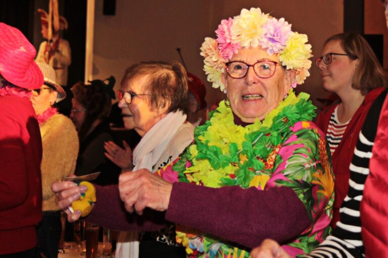 „Karneval mit Kaffeeklatsch“: Senioren feiern ausgelassen
