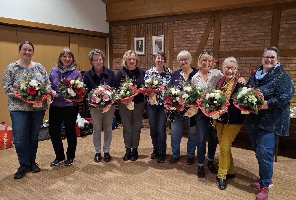 Wechsel in der Chorleitung. Die verabschiedete Susanne Pawlak (3. von links) und die neue musikalische Leiterin Elke Wessel (2. von links) sowie die neue 1. Vorsitzende Gabi Protzek (4. von rechts).