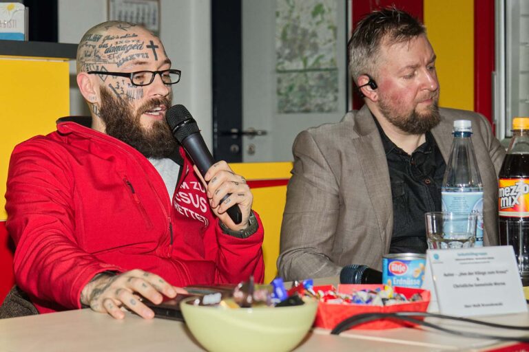 Sie sind von gesellschaftlichen Vorurteilen betroffen – der Buchautor und Ex-Kriminelle Maik Brunokowski (rechts) sowie der Softwarefachmann Robin Winkelmann. Fotos: RSW