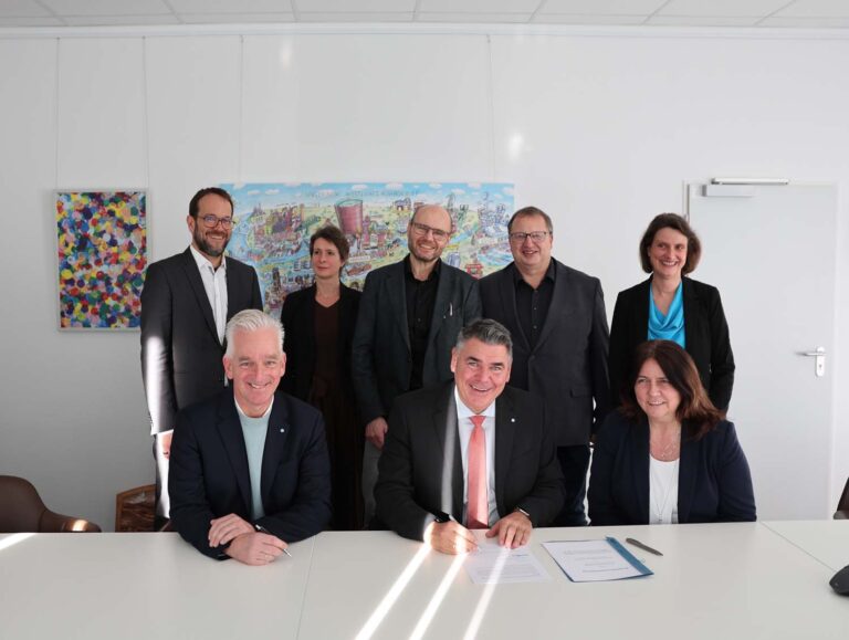 Unterzeichneten die Kooperationsvereinbarung (von links): Die Schulleitungen Markus Przybilla (Hansa Berufskolleg Unna), Hella Ridder (Märkisches Berufskolleg Unna), Jürgen Artmann (Freiherr-vom-Stein-Berufskolleg Werne), Stefan Schmidt (Hellweg Berufskolleg Unna) und Rita Vonnahme (Lippe Berufskolleg Lünen) sowie Schuldezernent Sven Brüggenhorst, Landrat Mario Löhr und Anja Seeber, Fachbereichsleiterin Schulen und Bildung. Foto: Jana Röhrig – Kreis Unna