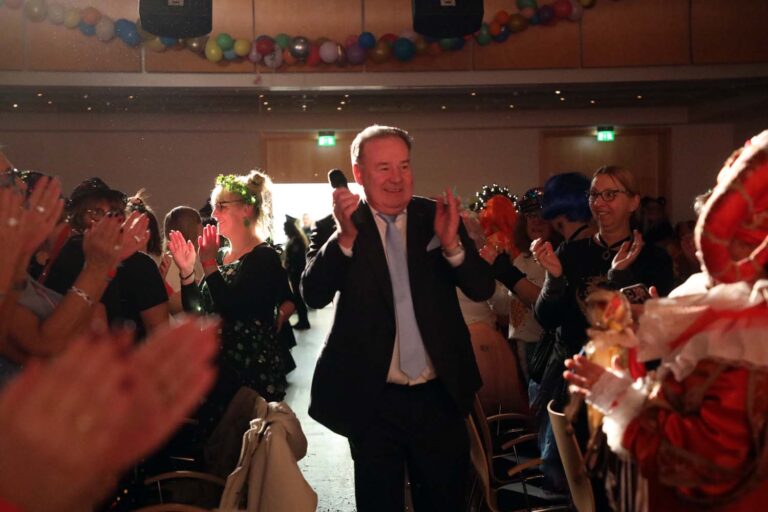 Die Frauen ließen es an Weiberfastnacht ordentlich im Kolpingsaal krachen. Männer waren nur in Ausnahmefällen erwünscht. Fotos: Isabel Schütte