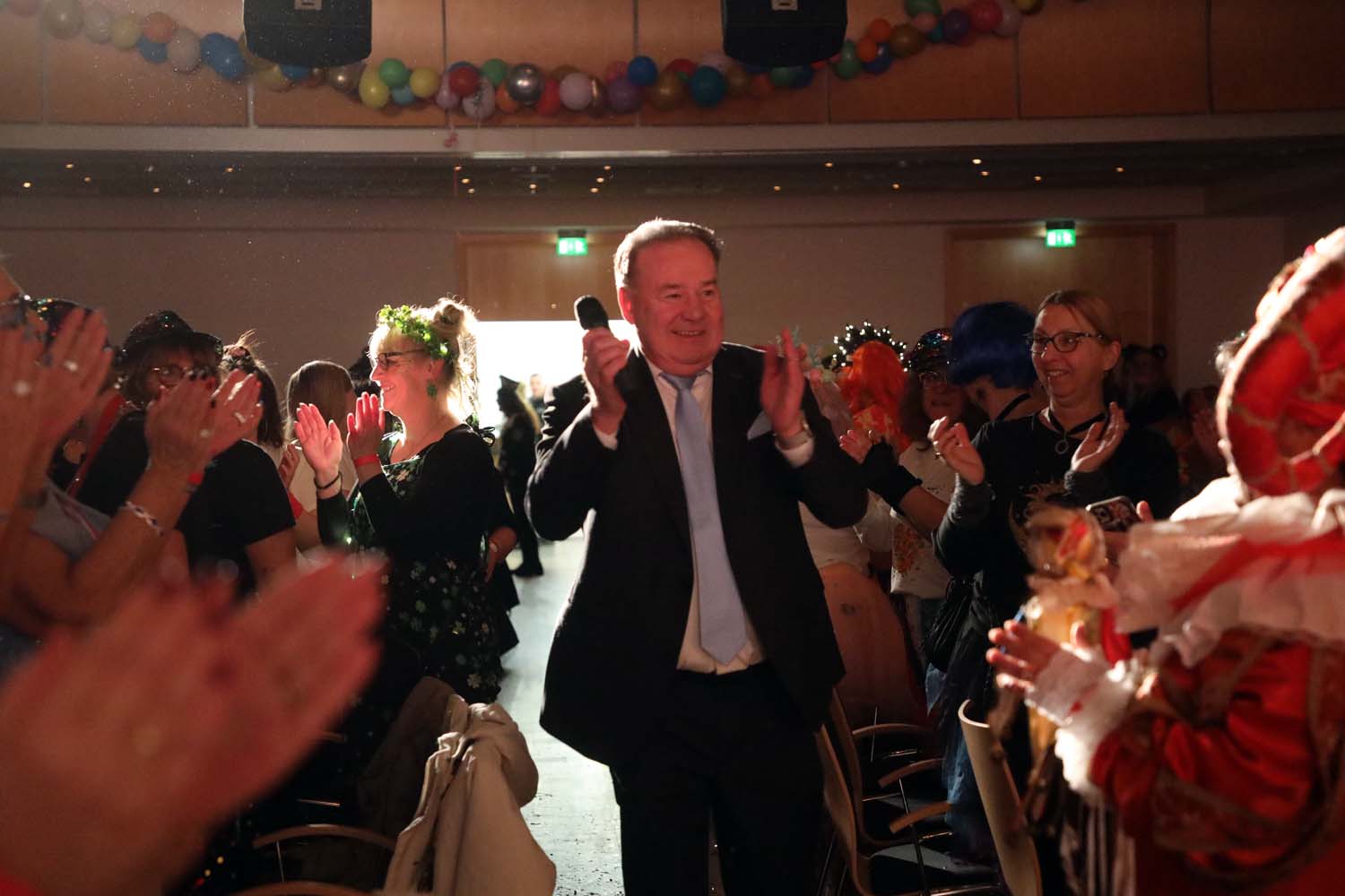 Die Frauen ließen es an Weiberfastnacht ordentlich im Kolpingsaal krachen. Männer waren nur in Ausnahmefällen erwünscht. Fotos: Isabel Schütte