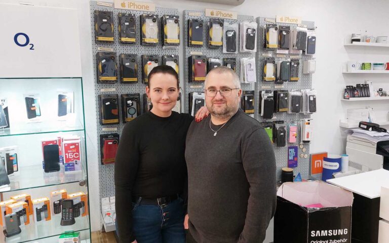 Sara und Marius Peters schreiben mit dem Handyparadies seit 18 Jahren eine Erfolgsgeschichte an der Steinstraße in Werne. Foto: Wagner