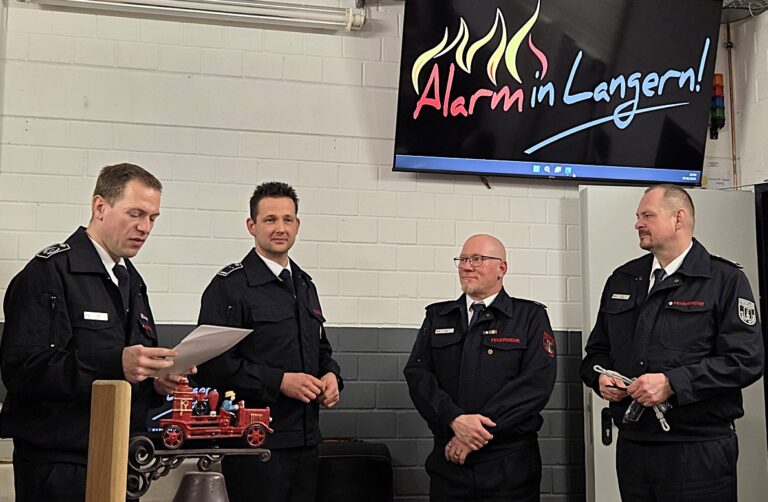 Feuerwehrchef Tobias Tenk (links) beförderte Sven Kleine (2.v.re) nach bestandenem Zugführerlehrgang zum Brandinspektor. LG-Leiter Marc Mennes (2.v.li.) und den stellvertretenden FW-Leiter Sven Schubert freut es. Foto: Freiwillige Feuerwehr Werne