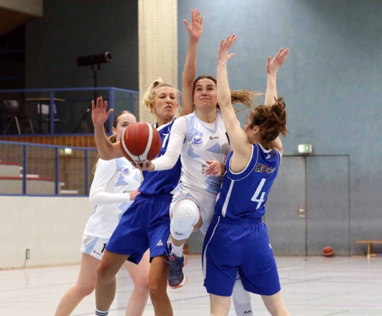 Izabella Pinkosz zieht zum Korb und kann sich auch gegen Malin Cramer (Nr. 4) durchsetzen. Fotos: Wagner