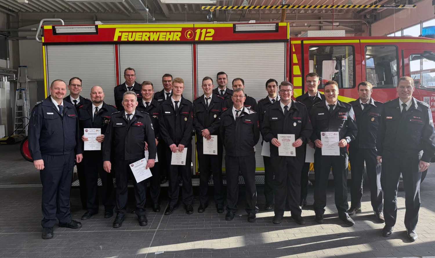 Feuerwehr-Chef Tobias Tenk (rechts) nahm beim Jahresfest des Löschzugs 3 Ehrungen und Beförderungen vor. Fotos: FFW