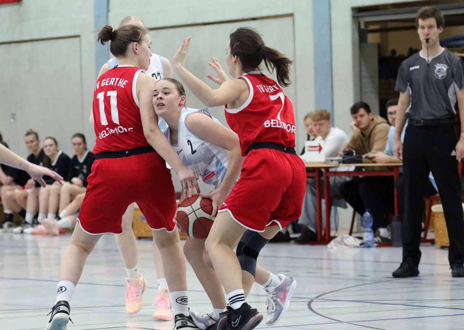 Einen schweren Stand hatten die LippeBaskets Werne, hier mit Nia Nägeler (mitte), gegen Tabellenführer TV Gerthe. Fotos: Wagner