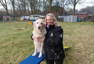 Linda Lorenz begrüßte WERNEplus-Maskottchen Kira als eine der ersten Fellnasen auf ihrer Hundewiese. Am Valentinstag wird offizielle Eröffnung gefeiert. Fotos: Wagner
