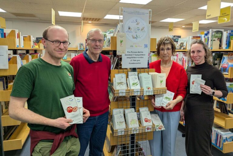 Stellten das Projekt „Saatgut leihen – Vielfalt ernten“ vor (von links): Laurin Liekenbrock (SoLaWi Gärtnerei Stadtgemüse), Herbert Aprill (Förderverein Stadtbücherei Werne), Büchereileiterin Gerlinde Schürkmann und Kathrin Kötter aus der Verwaltung. Foto: privat