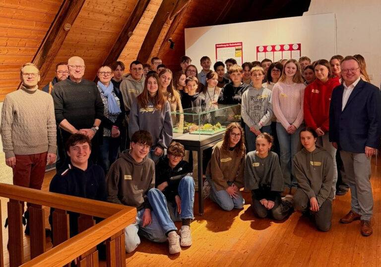 Neuntklässler des Anne-Fank-Gymnasiums und der französischen Partnerschule Collège Immaculée Conception Bailleul widmeten sich dem Thema "Gemeinsam Gedenken". Ein Besuch der Sonderausstellung der WEREmber AG im Stadtmuseum stand auf dem Programm. Foto: Laura Parthe