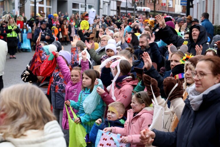 Regen beim Umzug in Werne: Kein Problem für viele feiernde Jecken