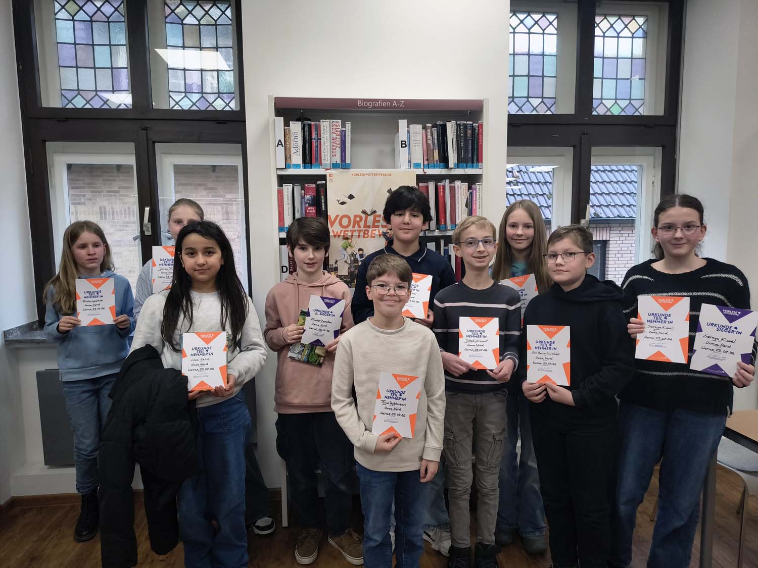 Soraya Kissel (ganz rechts) wurde von der Jury zur besten Vorleserin im Regionalentscheid im Kreis Unna (Nord) gewählt. Sie darf zum Bezirksentscheid antreten. Als zweiter Sieger wurde Frieder Dercken (4. von links) ausgezeichnet. Foto: Johanna Glowacki