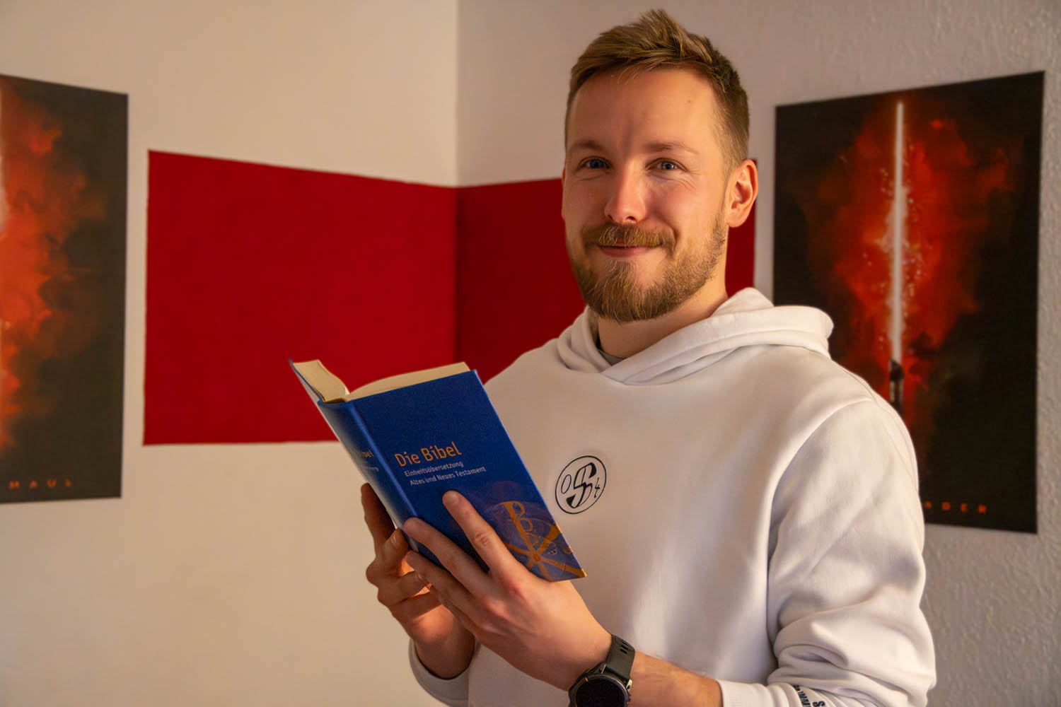 Max Kerkhoff empfängt in der Osternacht in der St.-Christophorus-Kirche das Sakrament der Taufe. Zur Vorbereitung hat er auch begonnen, in der Bibel zu lesen. Foto: Bischöfliche Pressestelle/Michaela Kiepe  