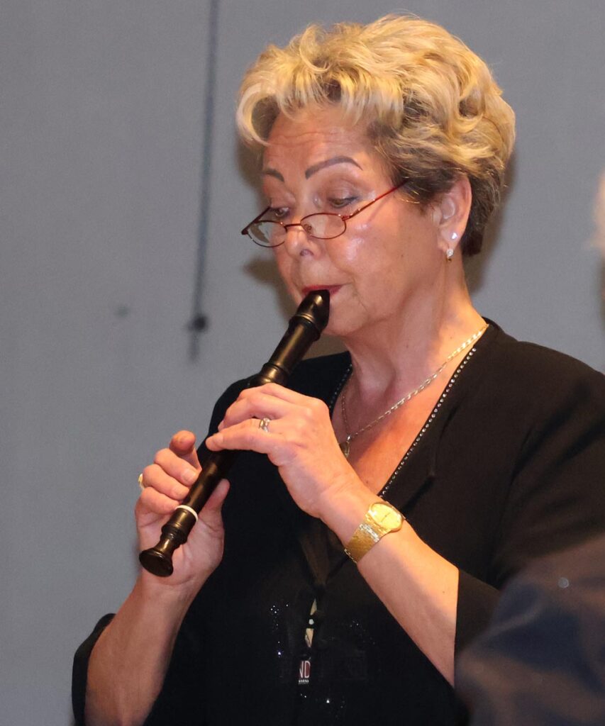 Die Chorleiterin Kornelia Grewe spielte Flöte, dirigierte, moderierte und animierte Chöre und Gäste gleichermaßen.