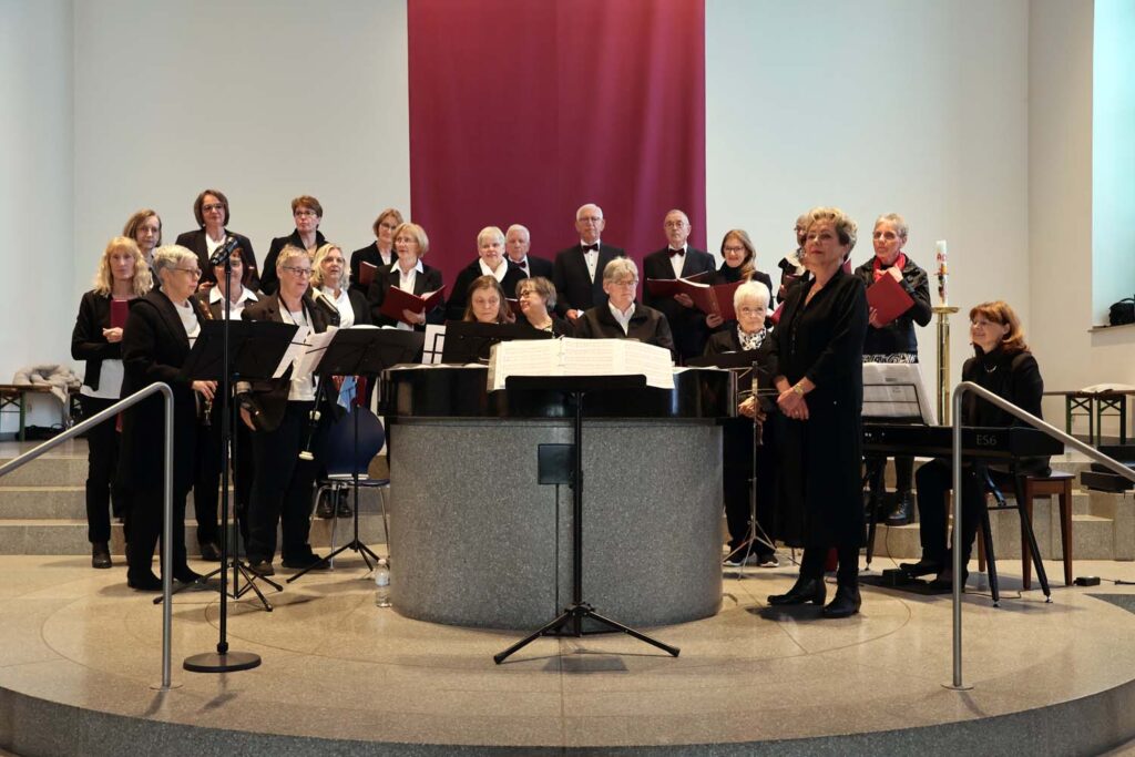 Die Sängerinnen und Sänger des Kirchenchores Maria Frieden, des Frauenchores Maria Pacis und das Blockflötenensemble gestalteten gemeinsam einen abwechslungsreichen Abend mit geistlicher und weltlicher Musik.
